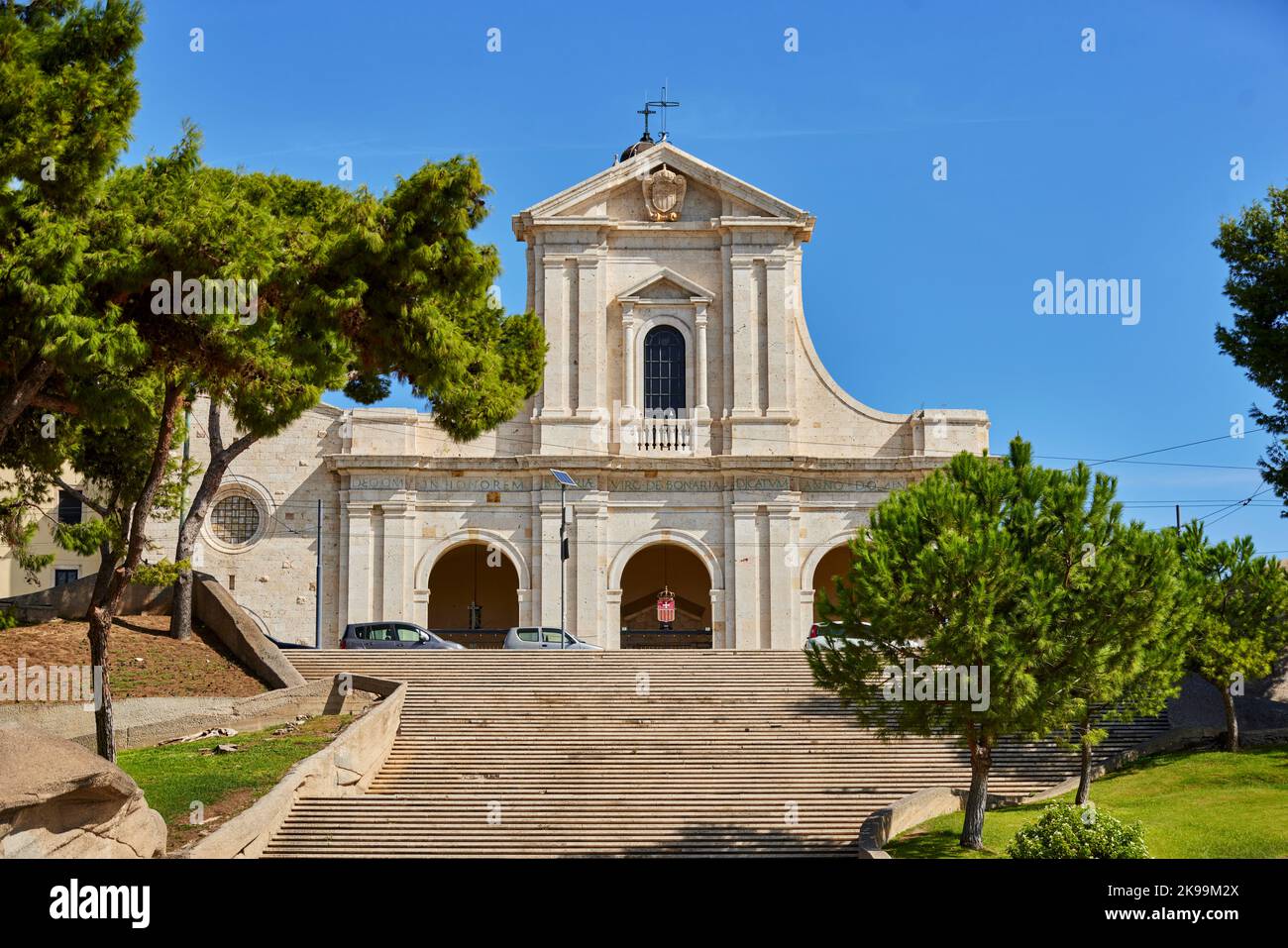 Città portuale Cagliari capitale dell'isola mediterranea italiana della Sardegna. Santuario di nostra Signora di Bonaria, e. Foto Stock