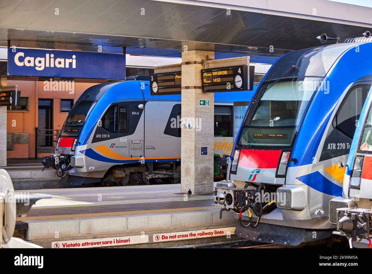 Città portuale Cagliari capitale dell'isola mediterranea italiana della Sardegna. Stazione ferroviaria Pesa Atribo ATR 220 Tr unità diesel Foto Stock