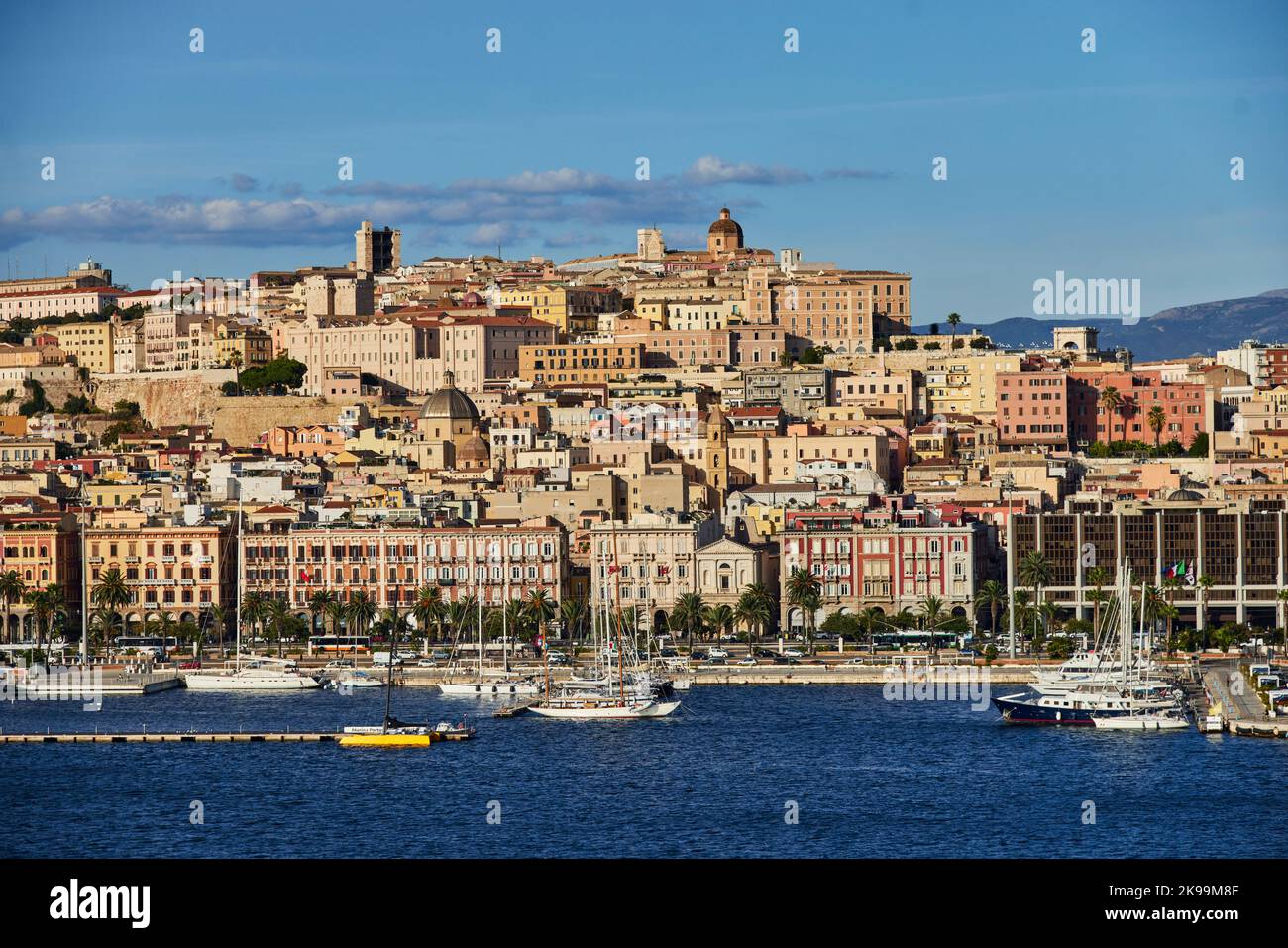 Città portuale Cagliari capitale dell'isola mediterranea italiana della Sardegna. Skyline dal porto Foto Stock