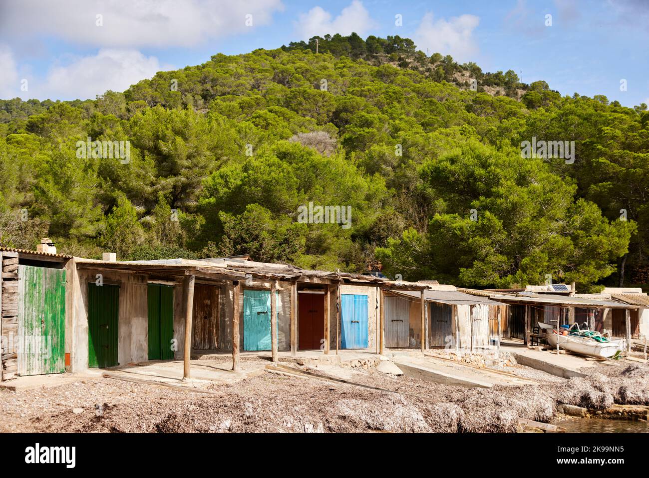 Città portuale Ibiza Isole Baleari, Spagna Mar Mediterraneo, SA Caleta barche da pesca capanne Foto Stock