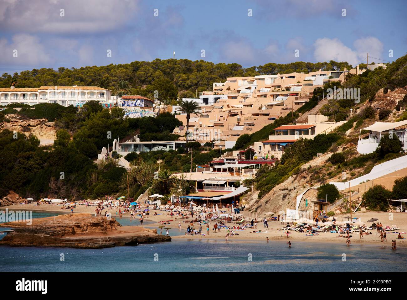 Ibiza Isole Baleari, Spagna Mar Mediterraneo, Cala Tarida spiaggia nella zona Sant Josep Foto Stock