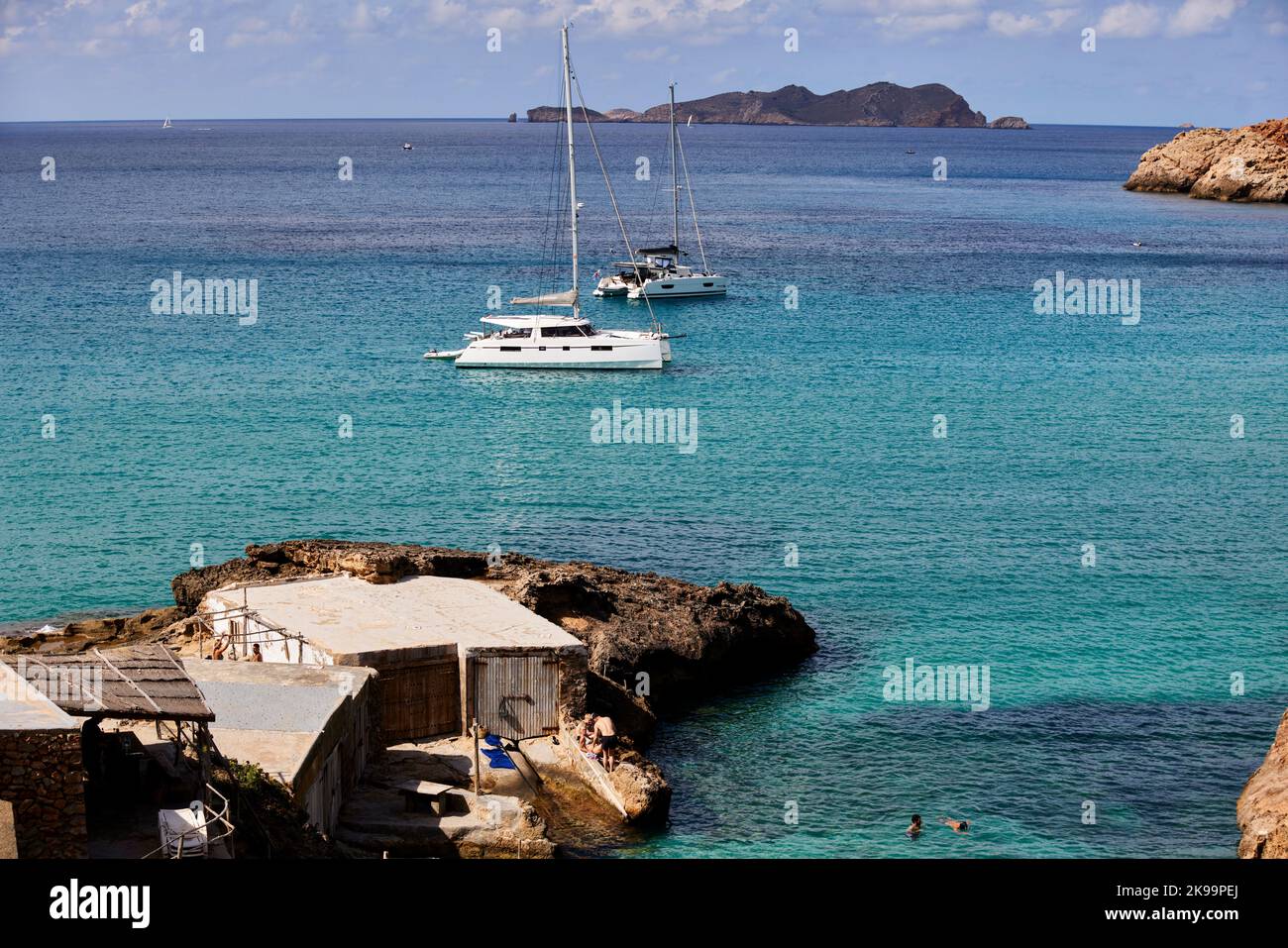 Ibiza Isole Baleari, Spagna Mar Mediterraneo, es Calonet bella baia con capanne di pesca vicino a Cala Tarida Area Sant Josep Foto Stock