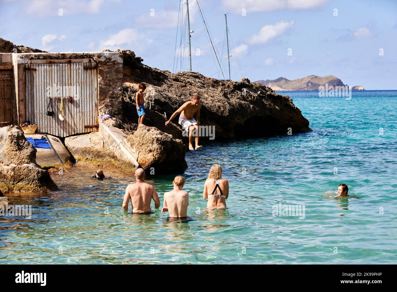 Ibiza Isole Baleari, Spagna Mar Mediterraneo, es Calonet bella baia con capanne di pesca vicino a Cala Tarida Area Sant Josep Foto Stock