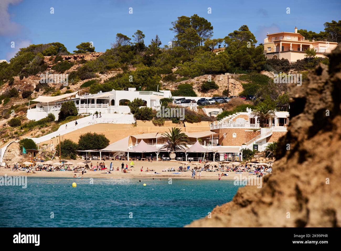 Ibiza Isole Baleari, Spagna Mar Mediterraneo, Cala Tarida spiaggia nella zona Sant Josep Foto Stock