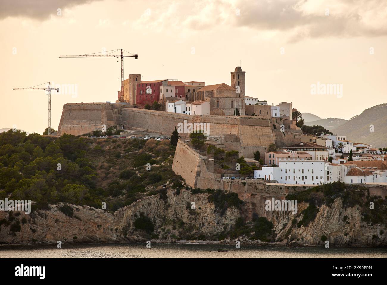 Città portuale Ibiza Isole Baleari, Spagna Mar Mediterraneo, centro storico Castello di Ibiza Foto Stock