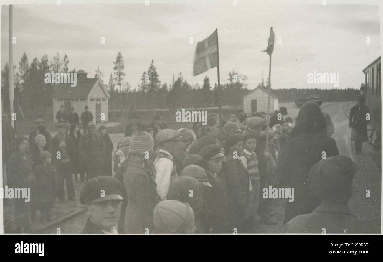 Gli scolari che hanno guardato con canti nel cortile di Slagnäs alla scomparsa del partito il 30 settembre 1933, come conseguenza dell'Arvidsjaur del bandle - Sorsele che ha aperto per il traffico pubblico. Foto Stock