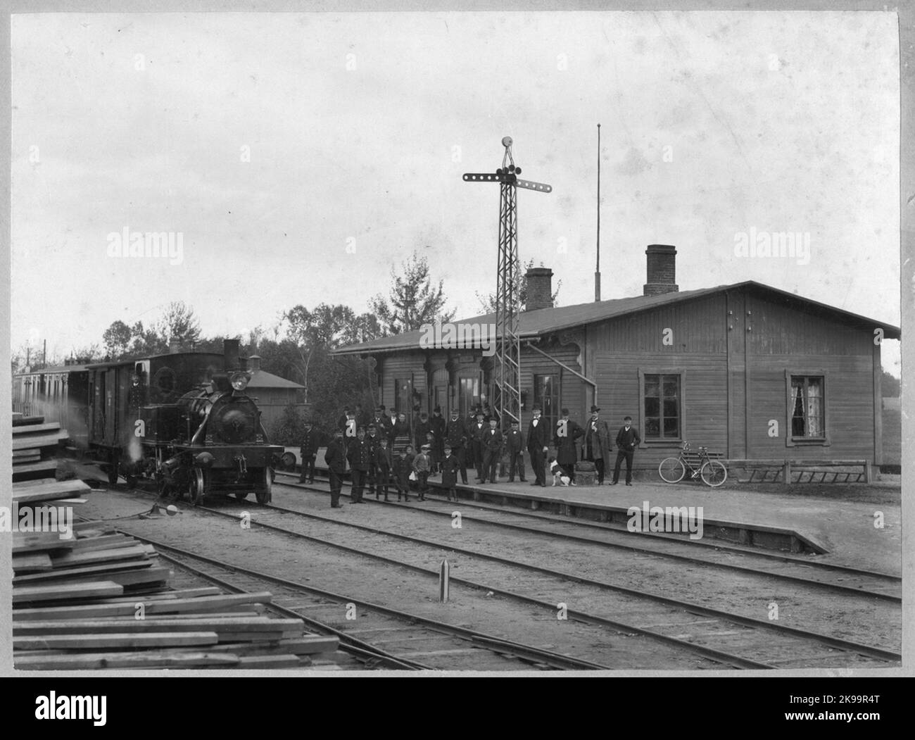 Vecchia stazione casa. Stazione aperta nel 1884. Poi una stazione a un piano è stata costruita in legno, locomotive e bottega. Ingranaggio meccanico. La nuova stazione fu costruita nel 1949 da SJ. È stato chiuso nel 1960. Il personale della stazione è un modo tradizionale. La locomotiva Beek 2, Smyge, prodotta da Hanomag Hanover nel 1887. Si trattava di una piccola locomotiva cisterna costruita in Germania con un peso di 18 tonnellate. Foto Stock