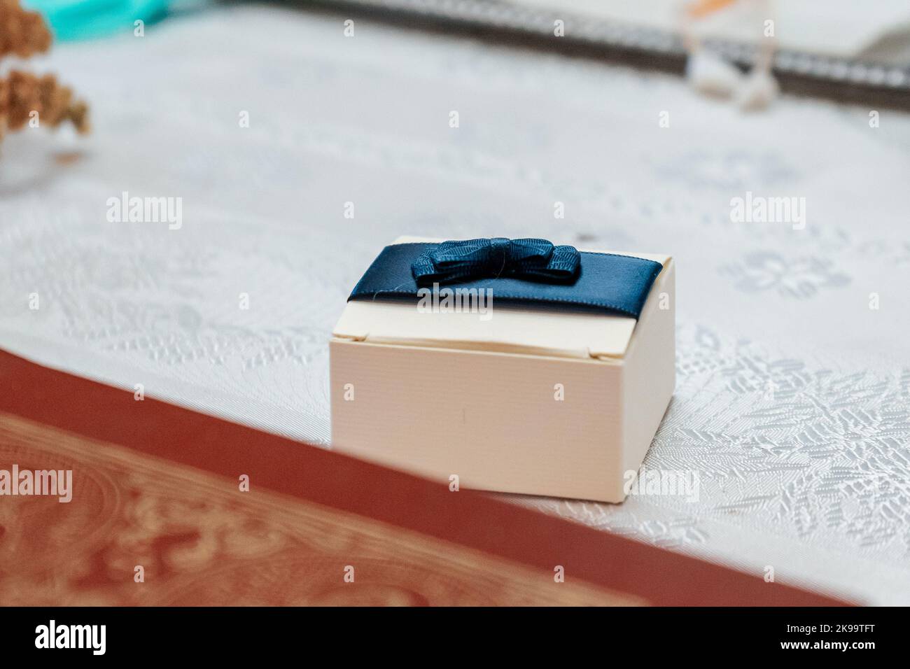 Una piccola scatola ad anello su un tavolo all'interno di una chiesa Foto Stock