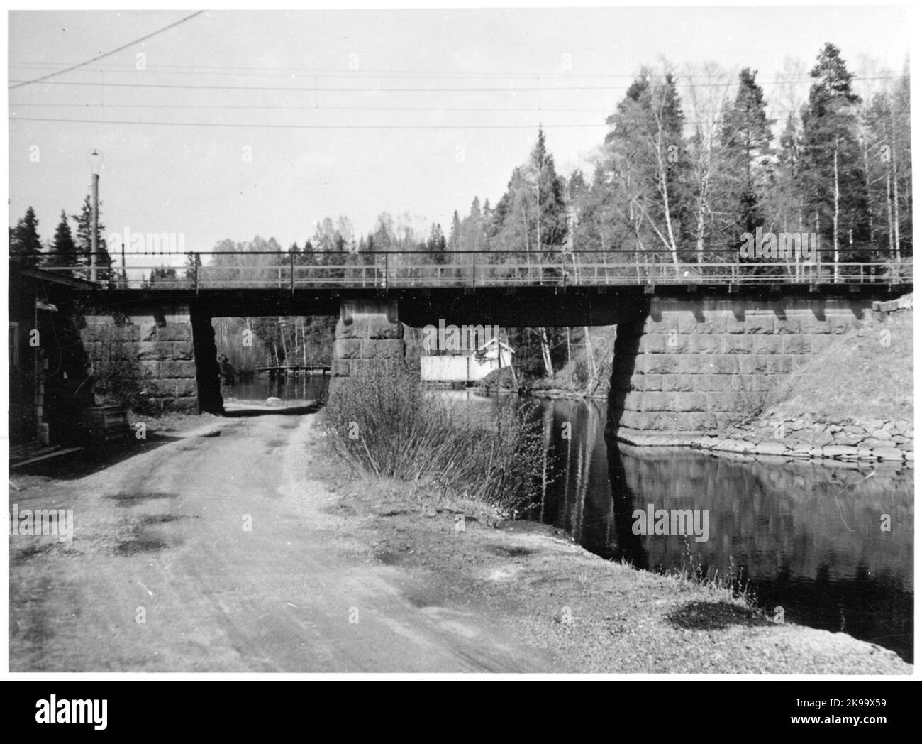 Ponte ferroviario su Bredsjöån e cancello stradale. Foto Stock