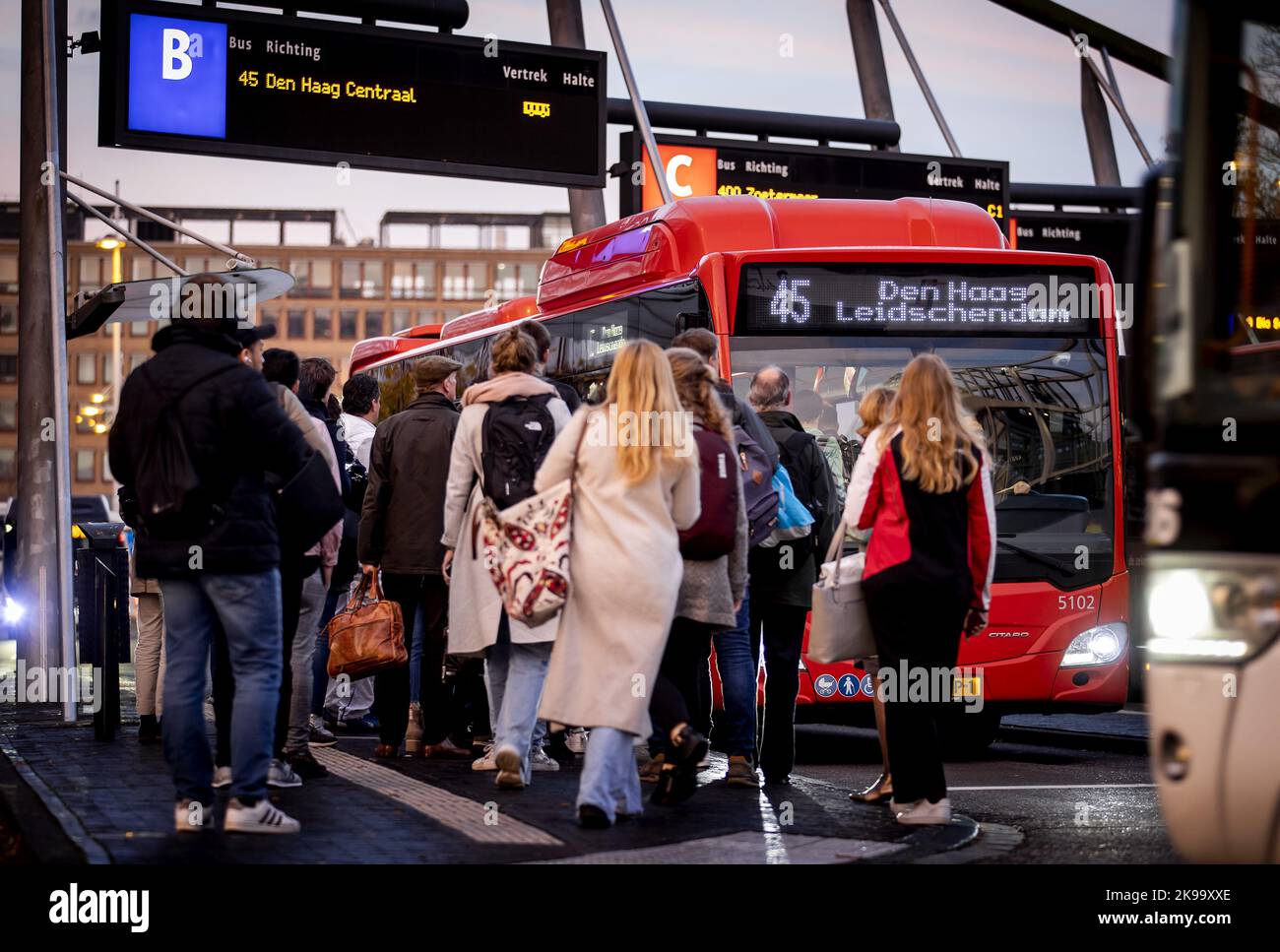 2022-10-27 08:17:39:19 LEIDEN - viaggiatori a Leiden Central su un autobus per l'Aia. A causa dei lavori in pista, non ci sono treni che collegano Leiden Central e l'Aia Central/l'Aia HS e l'Aia Central Ð l'Aia HS, quindi i passeggeri devono continuare in autobus. ANP KOEN VAN WEEL netherlands out - belgium out Foto Stock