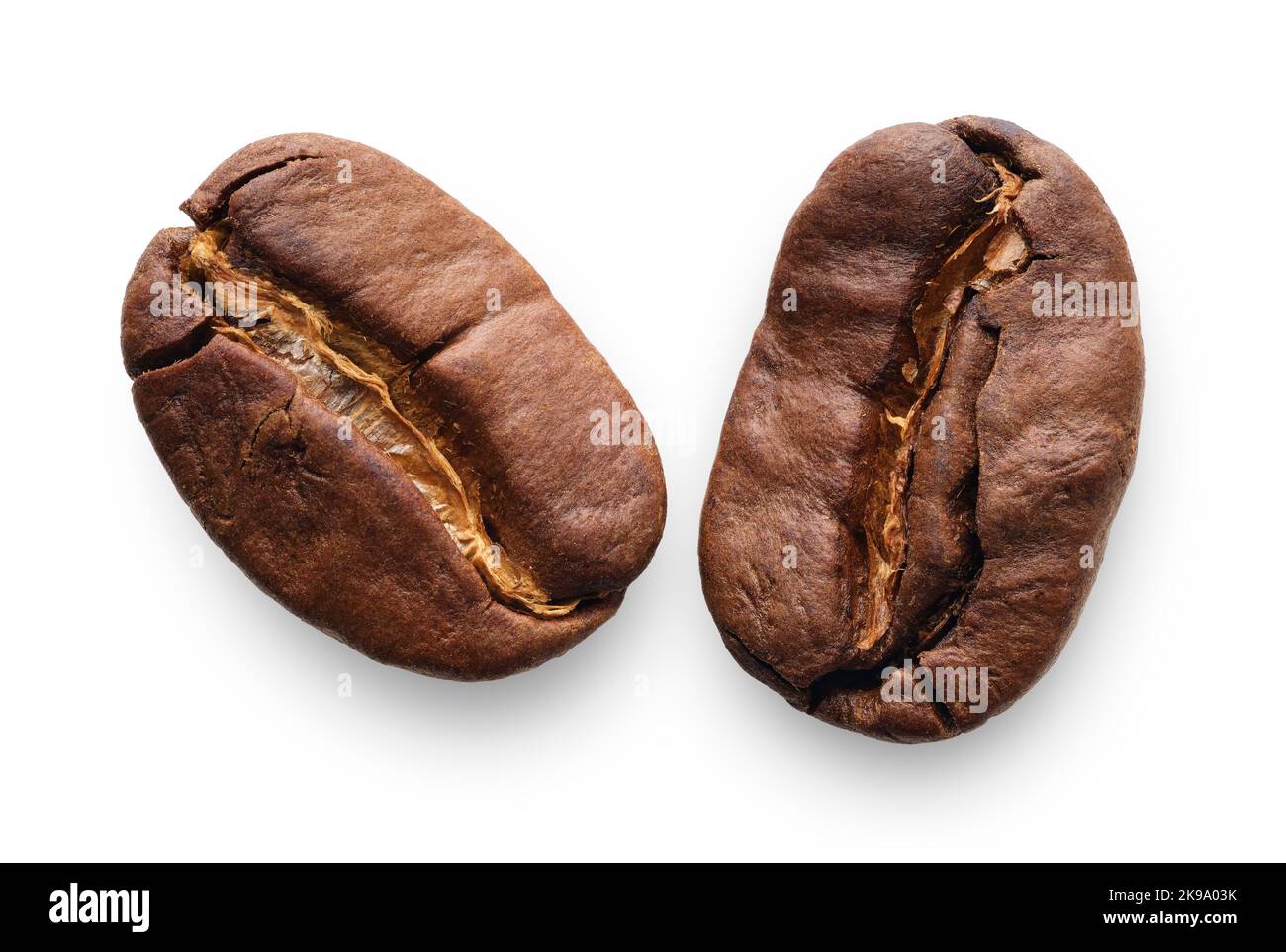 Gruppo di chicchi di caffè arabica tostati, isolati su sfondo bianco Foto Stock