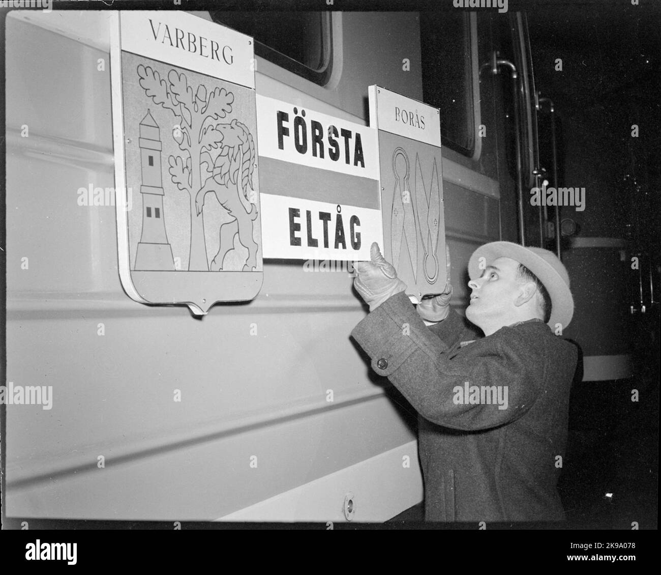 Lavori con le indicazioni sul primo treno elettrico sulla linea tra Varberg e Borås. Foto Stock
