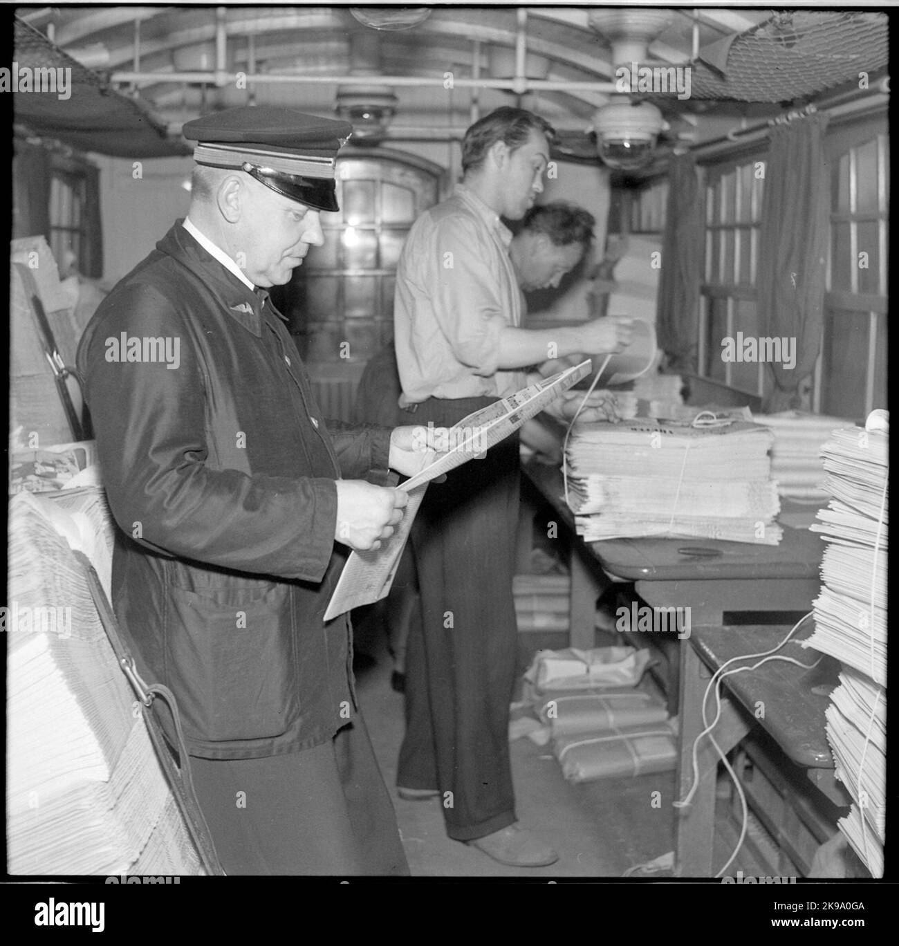 Gestione postale in coupé e ha avuto la possibilità di leggere anche il giornale. Foto Stock