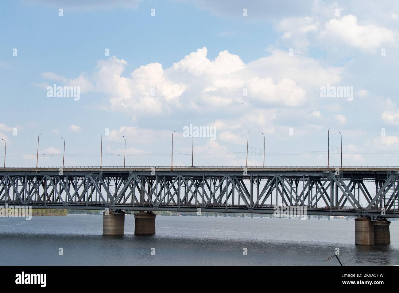 Un ponte a due piani sul fiume Dnieper, la ferrovia e l'automobile in Ucraina fino alle città del Dnieper sullo sfondo Foto Stock