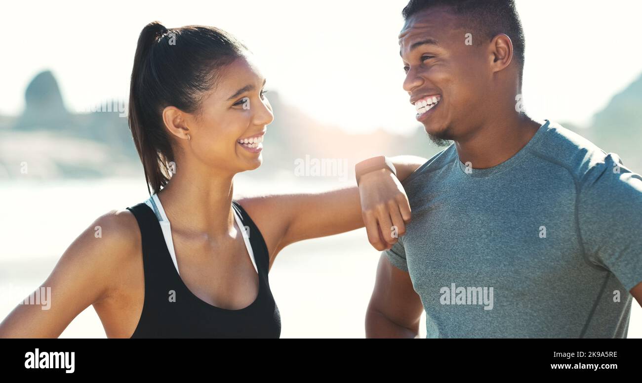 Ci sono state le più grandi ispirazioni. Una giovane coppia felice fuori per un workout alla spiaggia. Foto Stock