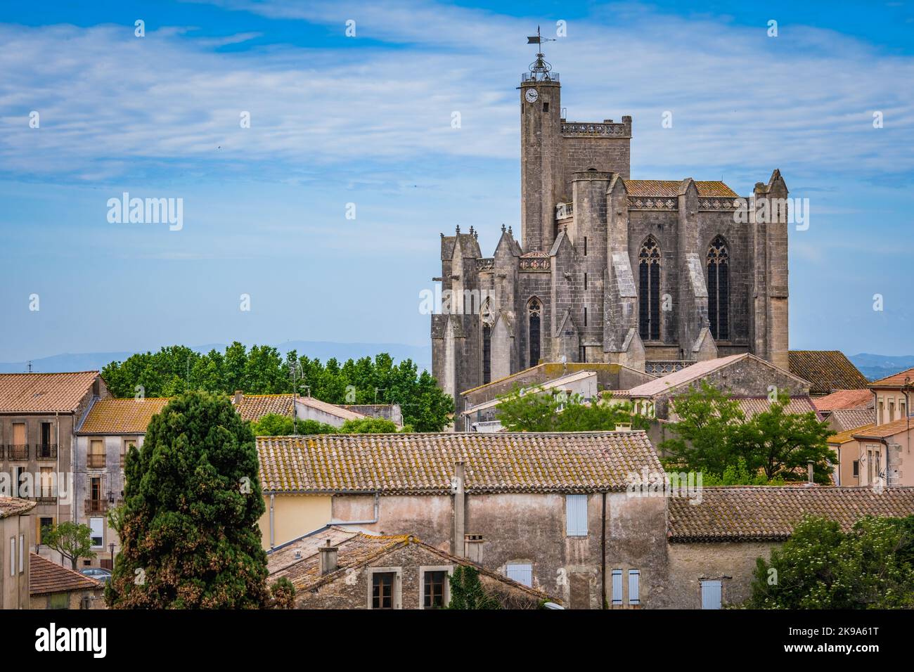 Vista sulla chiesa gotica di Saint Etienne nel villaggio di Capestang nel sud della Francia (Herault) Foto Stock