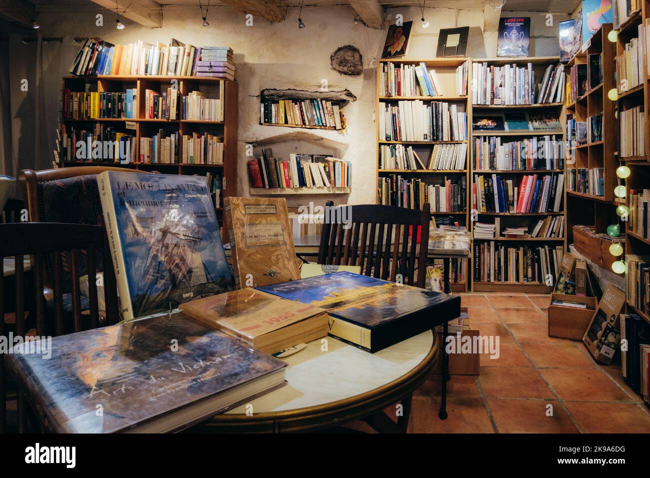 All'interno della libreria di Paroli nel borgo medievale di Minerve nel sud della Francia (Herault) Foto Stock