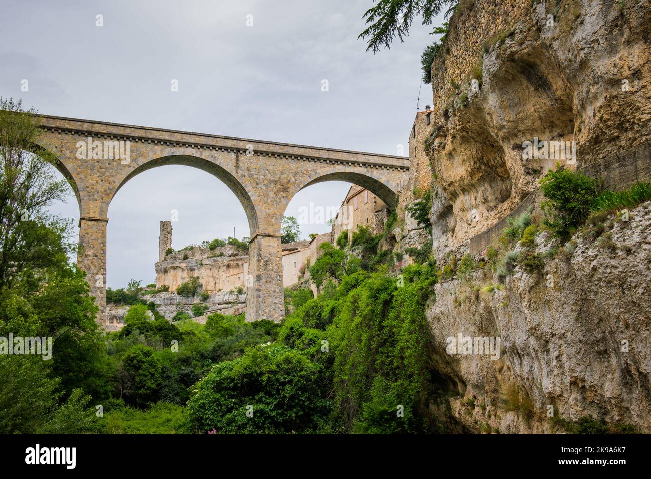Ponte e le rovine del borgo medievale di Minerve nel sud della Francia (Herault) Foto Stock