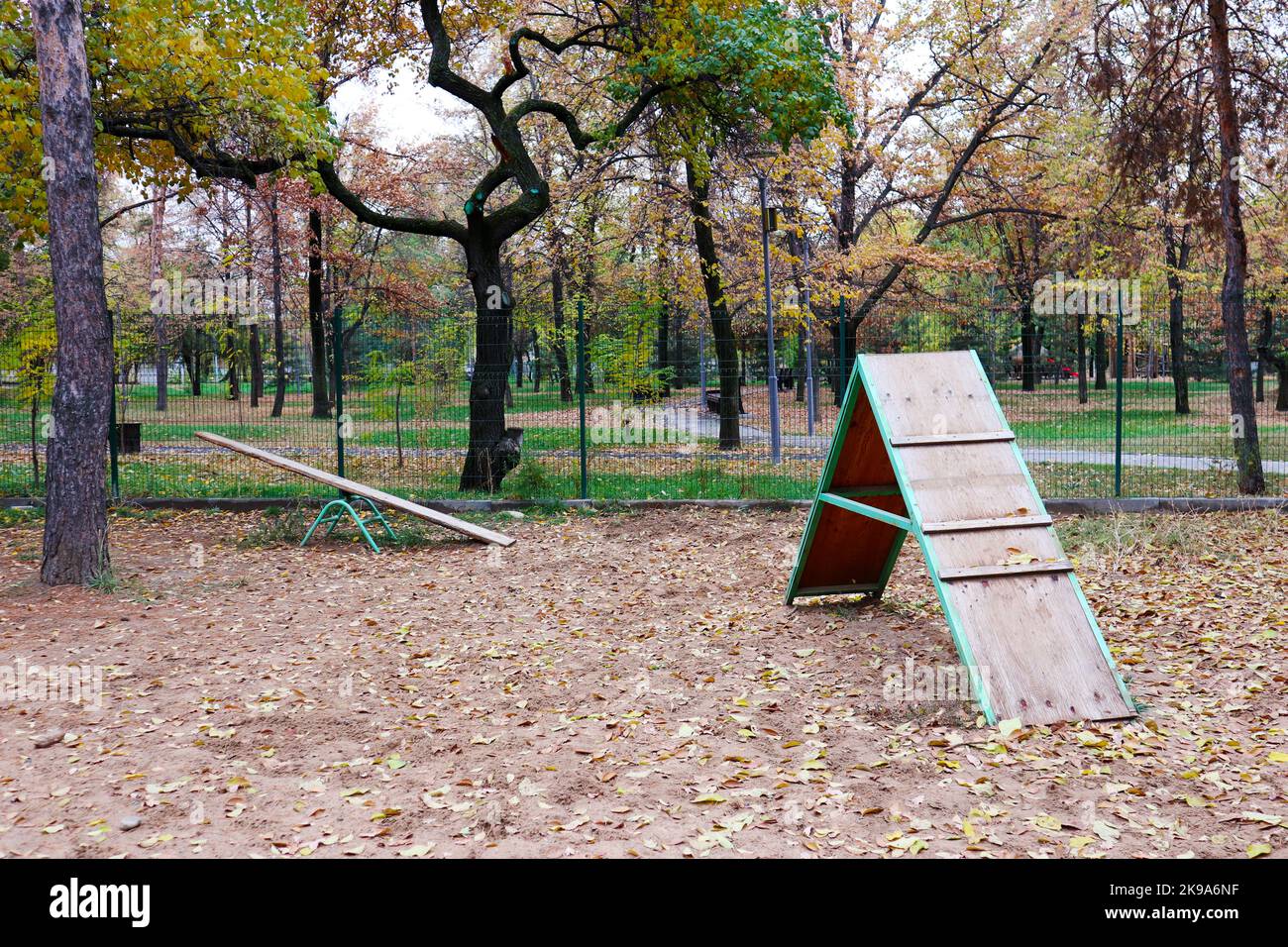 un parco giochi vuoto per cani in autunno. conchiglie per praticare con un cane Foto Stock