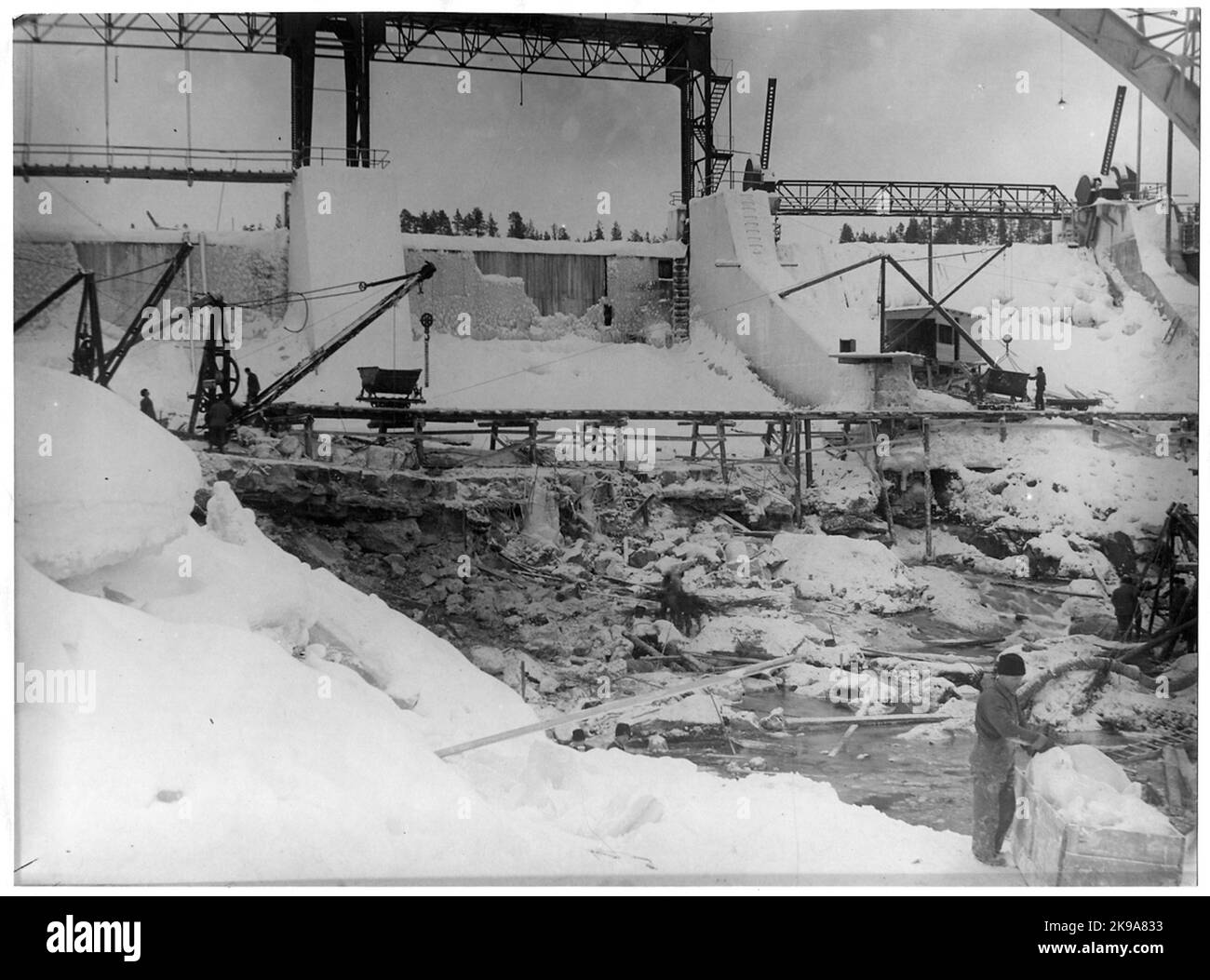 Lavori di rinforzo del ponte ferroviario sul fiume Pite a Sikfors sulla linea tra Piteå e Älvsbyn. Foto Stock