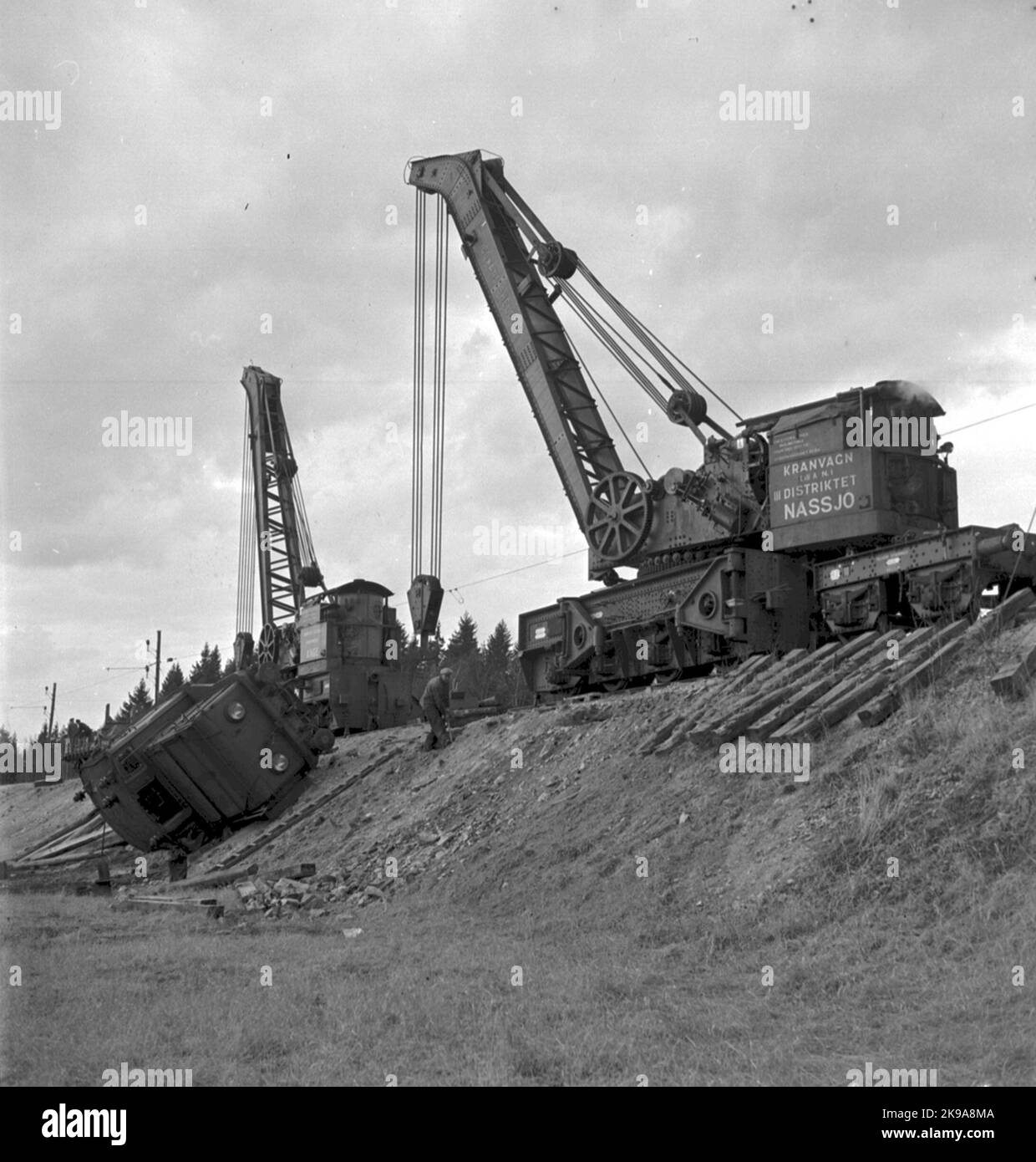 Le ferrovie statali, SJ UB 692. Esercizio nei veicoli di salvataggio durante il deragliamento a Ulriksdal (Ursvik). Rottura di locomotive con gru SJ Help di Ånge e Nässjö Foto Stock