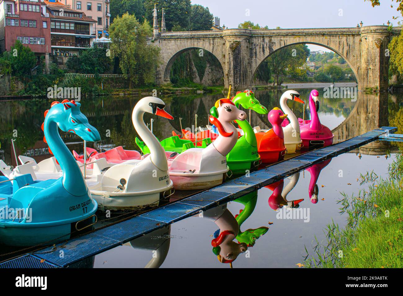 Pedalò colorato 'animale' sul Rio Tâmega ad Amarante, Portogallo. Ponte storico, Ponte de São Goncalo (aperto nel 1790) sullo sfondo. Foto Stock