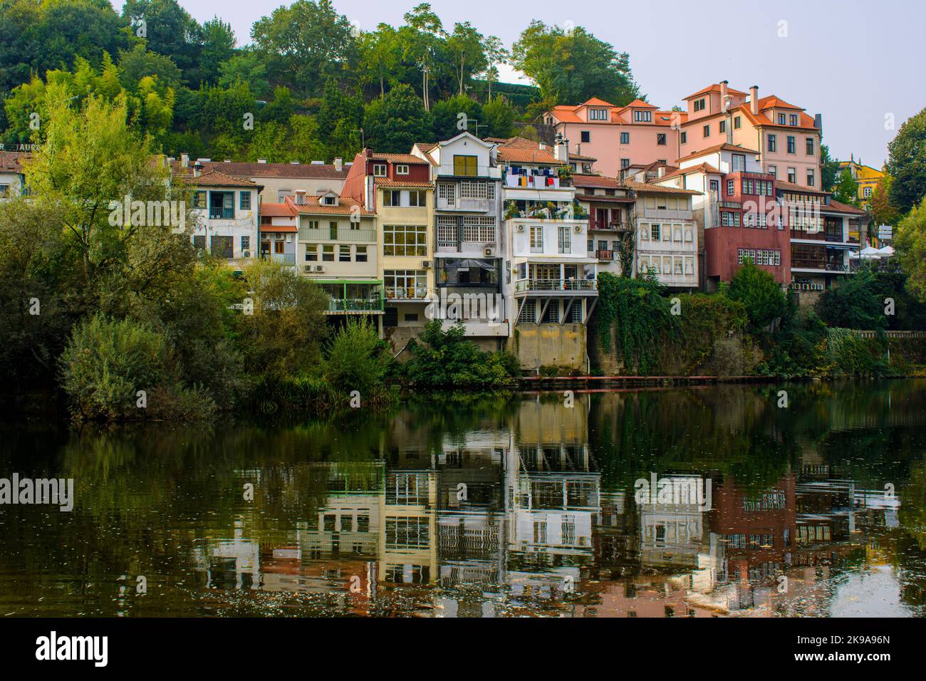 Vecchie case sulle rive del Rio Tâmega ad Amarante, Portogallo si riflettono nel fiume. Foto Stock