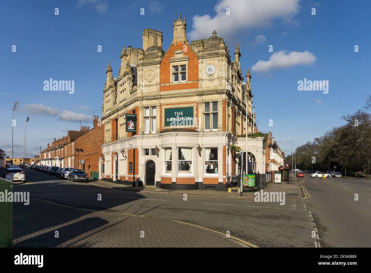 L'Abington, una famosa casa pubblica a Northampton, Regno Unito; un bell'edificio vittoriano dell'architetto Matthew Holding Foto Stock