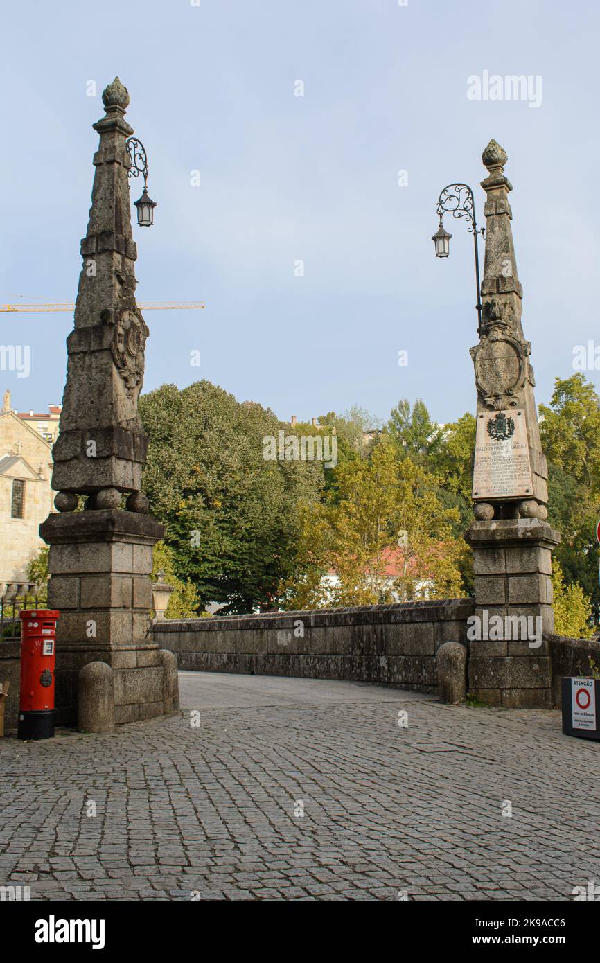 Ponte de São Goncalo sul Rio Tâmega ad Amarante, Portogallo. Se ingresso con targa per celebrare il centenario della difesa del ponte nel 1809. Foto Stock