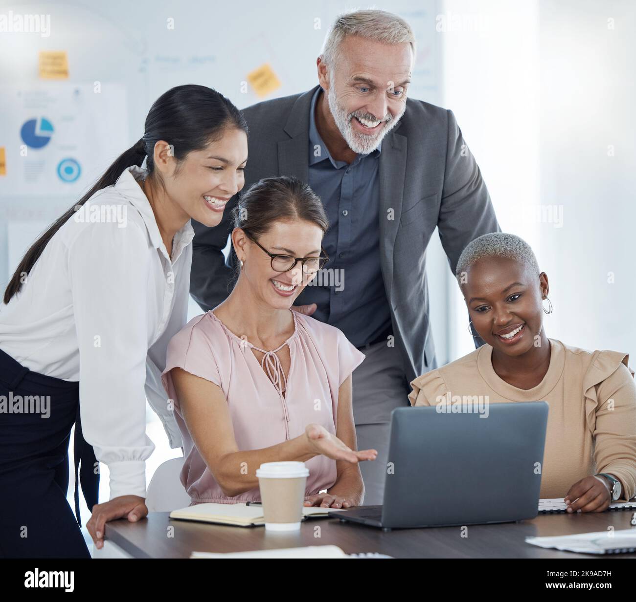 Gestione dei progetti, collaborazione e pianificazione con laptop con persone aziendali in riunione per formazione, consulenza e revisione. Strategia, marketing Foto Stock