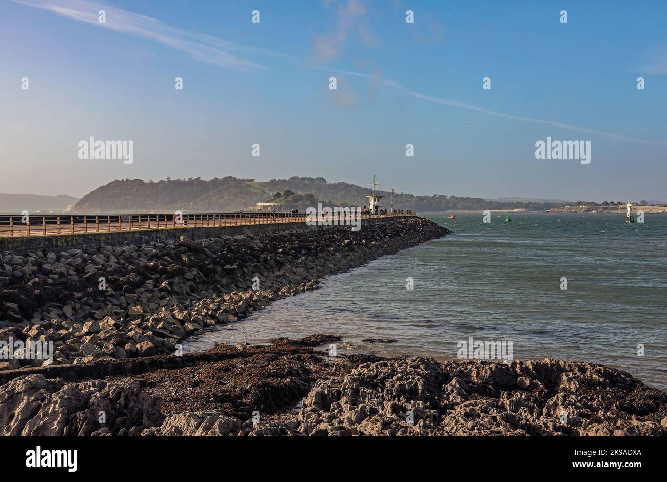 Lo storico Mount Batten Breakwater, a Plymouth Sound. In lontananza Drake’s Island e Mount Edgcumbe Country Park. Foto Stock