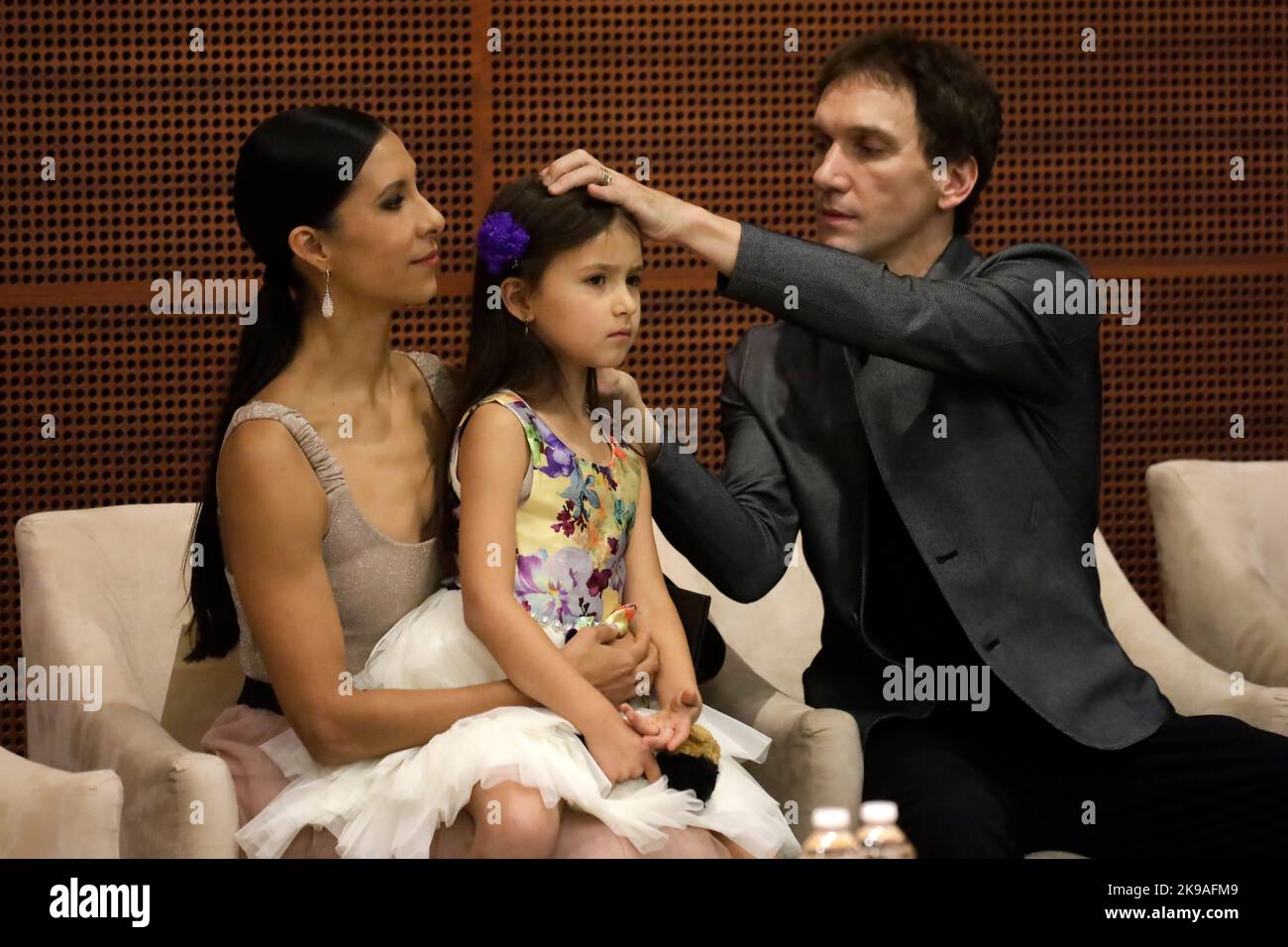 Non esclusiva: 26 ottobre 2022, Città del Messico, Messico: Ballerina internazionale Elisa Carrillo Cabrera, suo marito Mikhail Kaniskin e sua figlia Maya Foto Stock