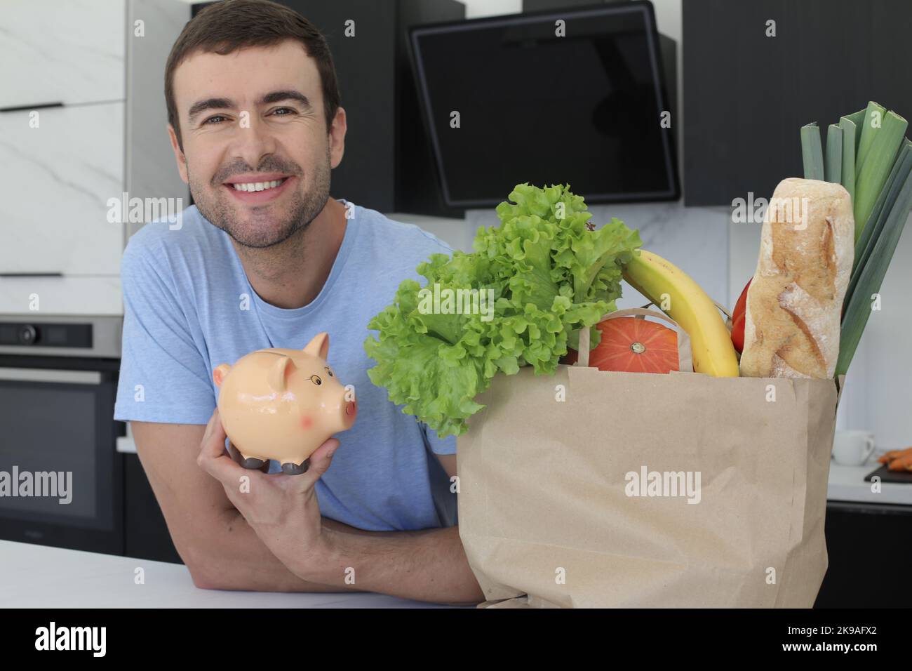 L'uomo tenendo un salvadanaio Foto Stock