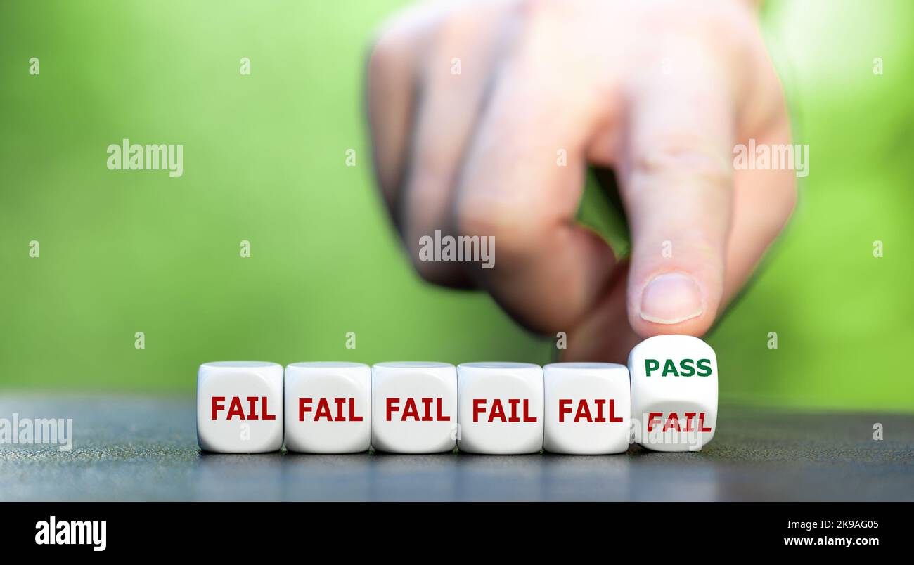 Simbolo per non rinunciare mai. La mano gira i dadi e cambia la parola non passa. Foto Stock