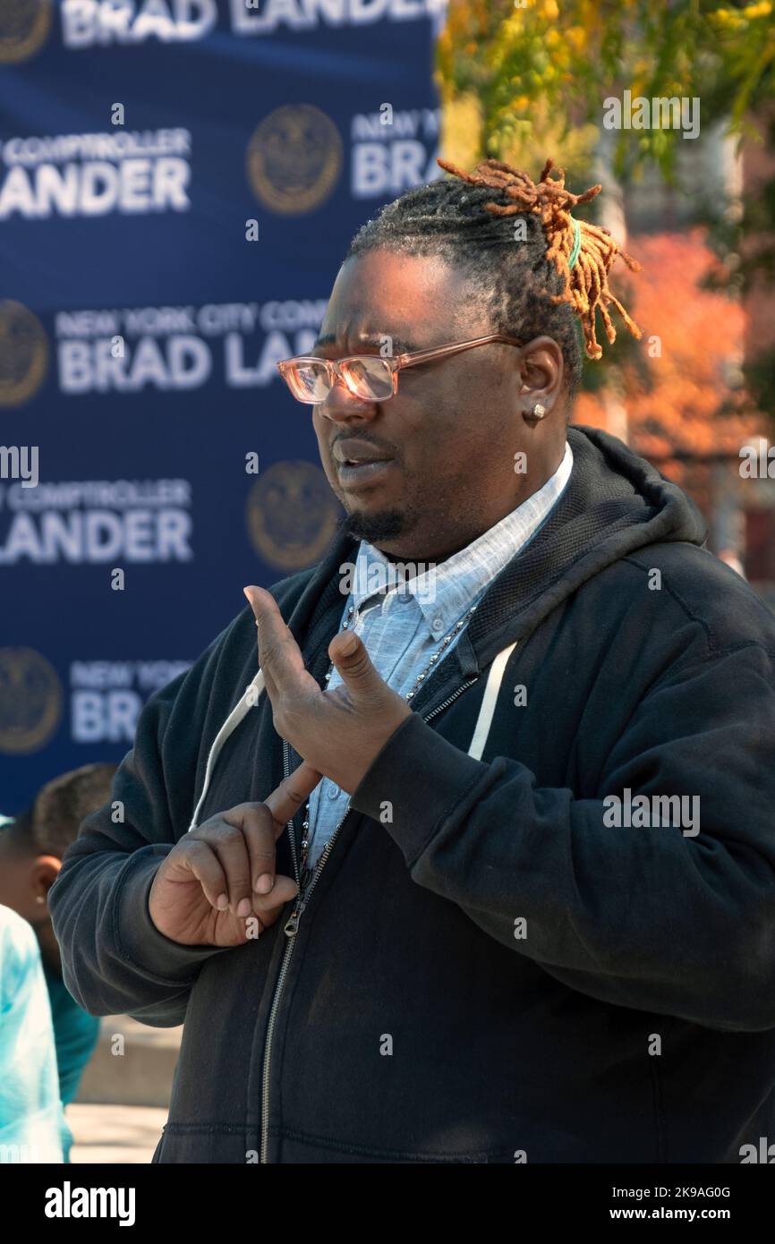Un interprete di linguaggio dei segni traduce un discorso politico durante la celebrazione del Diwali 2022 a Jackson Heights, Queens, New York City. Foto Stock