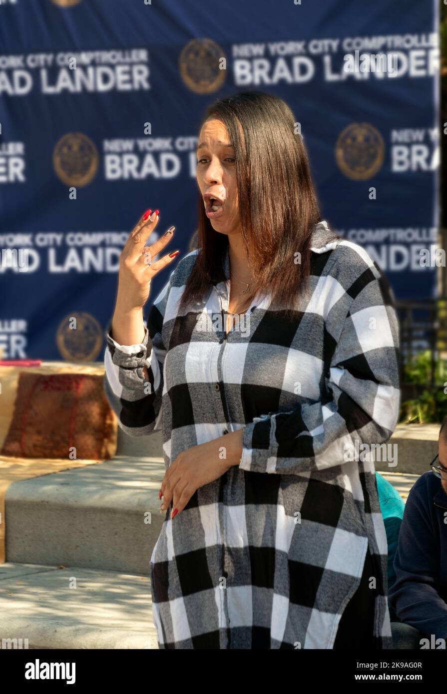 Un interprete di linguaggio dei segni traduce un discorso politico durante la celebrazione del Diwali 2022 a Jackson Heights, Queens, New York City. Foto Stock