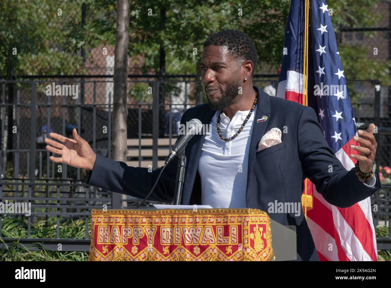 L'Avvocato pubblico di New York Jamaane Williams parla a Travers Park alla celebrazione del 2022° Diwali a Jackson Heights, Queens, New York City. Foto Stock