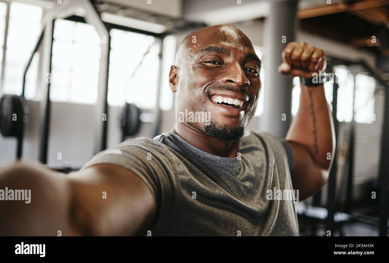 Uomo nero, selfie forte e fitness, palestra e ritratto esercizio, dopo l'allenamento e l'allenamento del peso, braccio felice e flessibile. Cardio, resistenza e sorriso Foto Stock