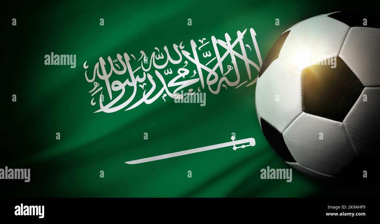 Composizione nazionale della squadra dell'Arabia Saudita con palla classica sull'erba e bandiera sullo sfondo. Vista dall'alto. Foto Stock