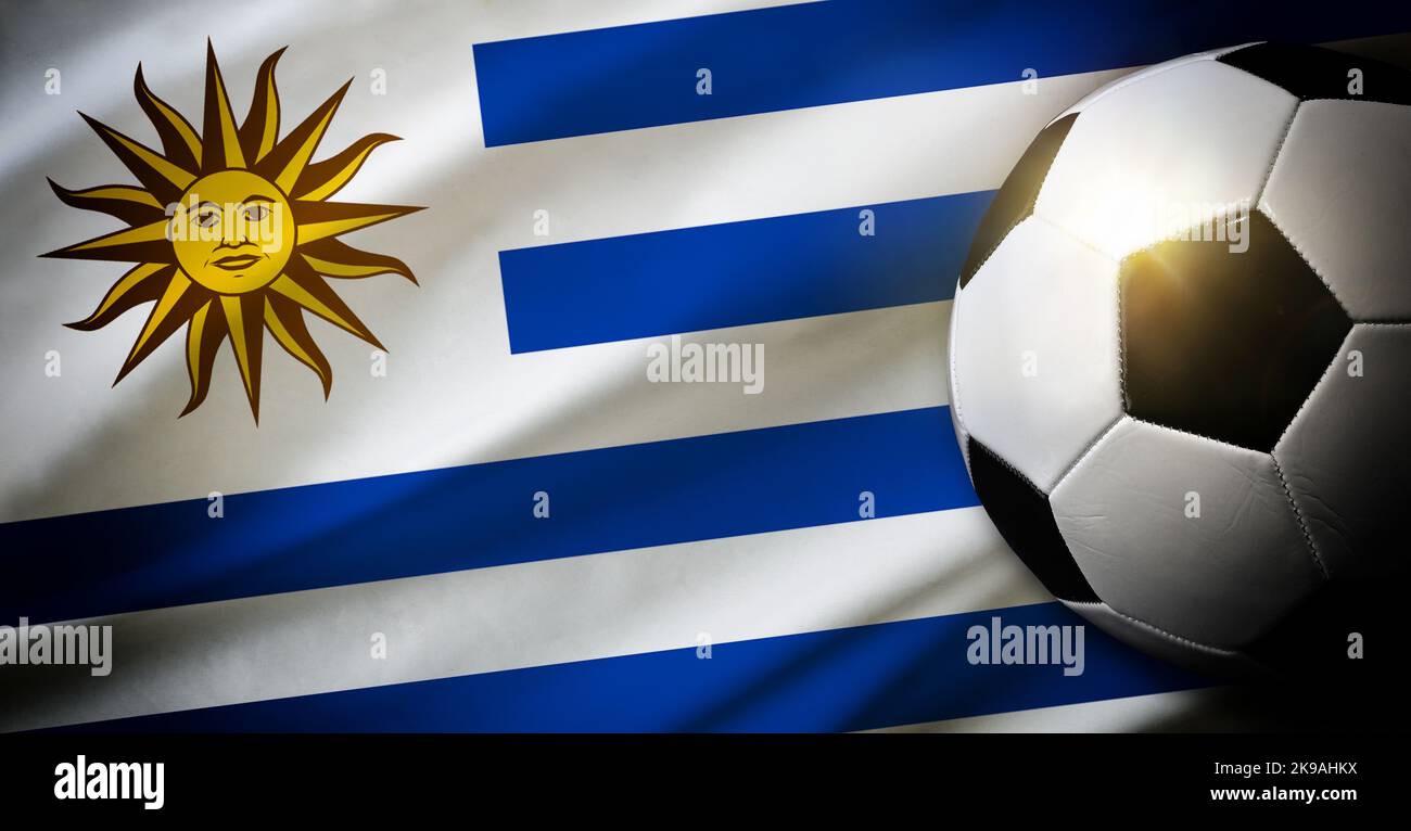 Composizione nazionale della squadra Uruguay con palla classica su erba e bandiera sullo sfondo. Vista dall'alto. Foto Stock