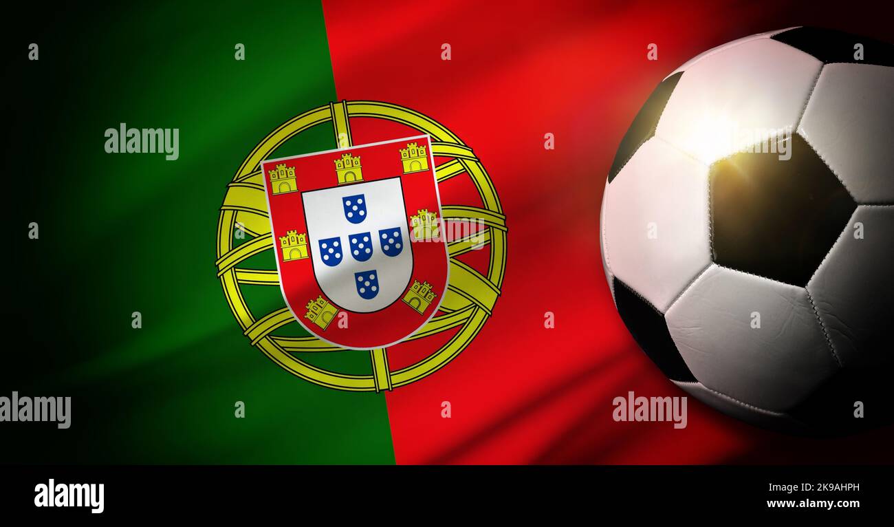 Composizione nazionale portoghese con palla classica in erba e bandiera sullo sfondo. Vista dall'alto. Foto Stock
