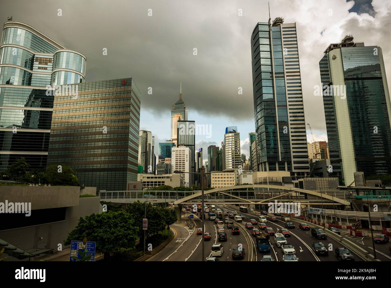 Traffico pomeridiano su Harcourt Road, che attraversa gli alti edifici commerciali e i grattacieli di WAN Chai, Isola di Hong Kong, 2017 Foto Stock