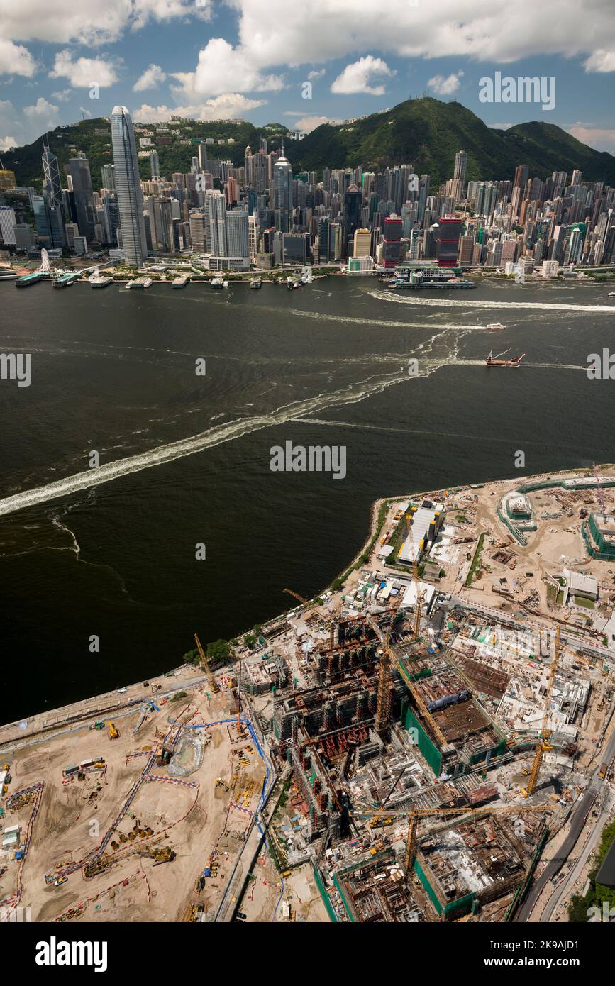 Vista aerea del museo M+, nel quartiere culturale di Kowloon ad ovest, in costruzione nel 2017, con l'isola di Hong Kong visibile attraverso il Victoria Harbour Foto Stock