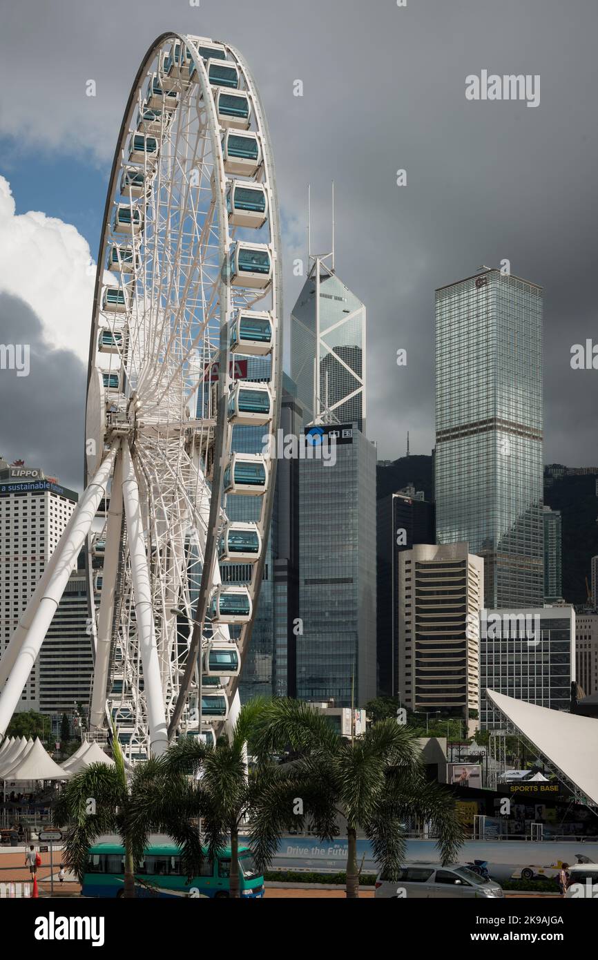 La ruota panoramica di Hong Kong nel quartiere Central Harbourfront con i grattacieli e le alte torri del Central, Isola di Hong Kong Foto Stock