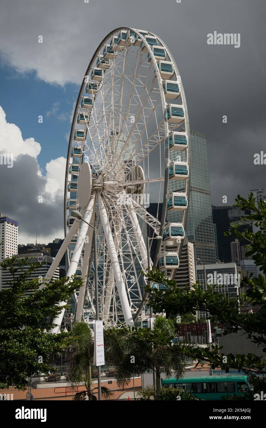 La ruota panoramica di Hong Kong nel quartiere Central Harbourfront con i grattacieli e le alte torri del Central, Isola di Hong Kong Foto Stock