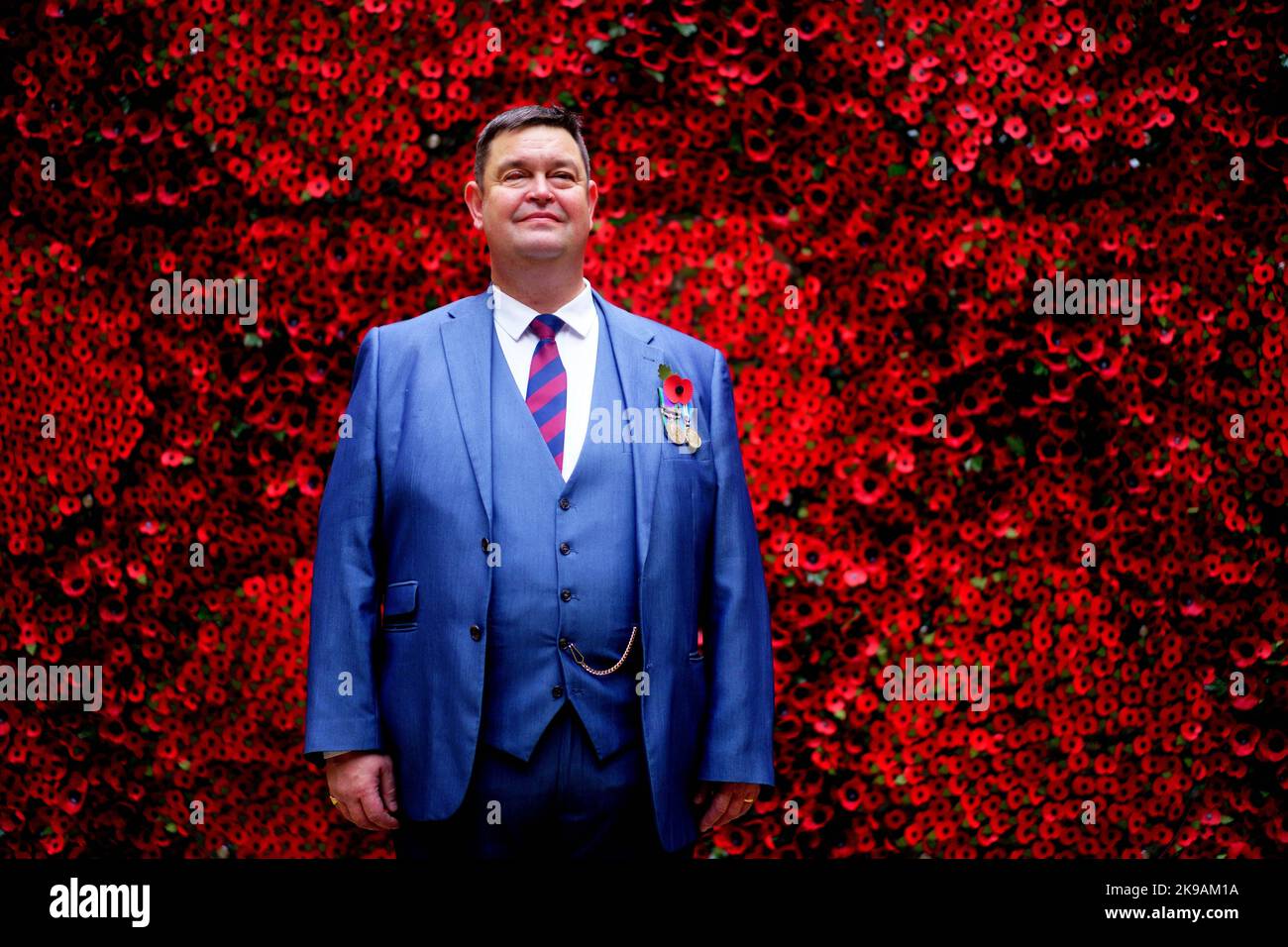 L'Army Veteran Clive Jones, la cui storia è tra quelle presenti sul gigantesco muro di papavero, durante il lancio del Royal British Legion 2022 Poppy Appeal Hay's Galleria nel centro di Londra. I membri del pubblico saranno invitati a prendere un papavero di carta dal muro e a scoprire le storie dei membri della comunità delle forze Armate che hanno ricevuto aiuto dalla Legione Britannica reale. Data immagine: Giovedì 27 ottobre 2022. Foto Stock