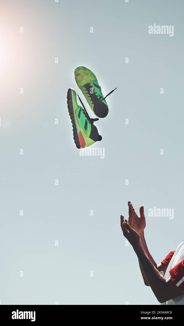 Calcio, scarpe e giocatore lanciano in aria, dopo la pratica e per vincere per festeggiare, la vittoria del calcio e all'aperto in estate. Spazio mockup, mani Foto Stock Calcio, scarpe e giocatore lanciano in aria, dopo la pratica e per vincere per festeggiare, la vittoria del calcio e all'aperto in estate. Spazio mockup, mani Foto Stock