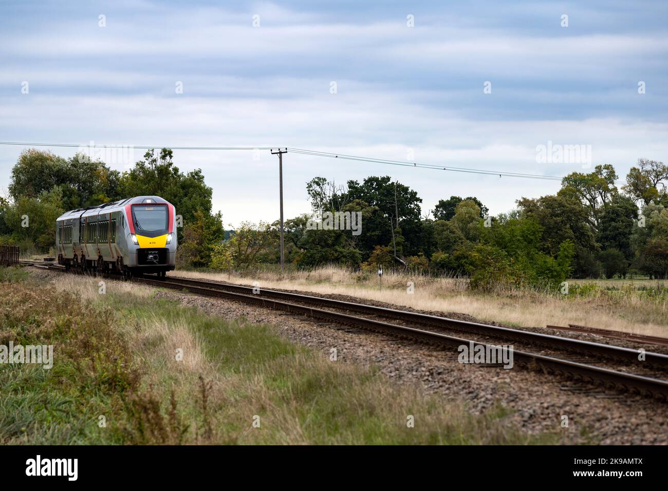 Treno passeggeri Stadler 755 'flirt' da Lowestoft a Ipswich, Ufford, Suffolk, Inghilterra. Foto Stock