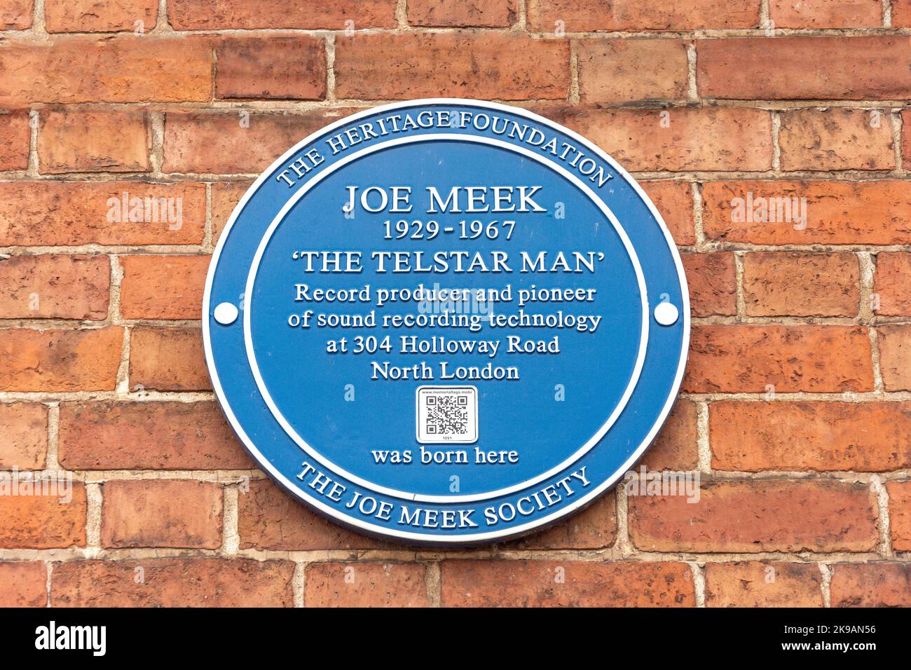 Joe Meeke (l'uomo Telstar) targa sul muro, Piazza del mercato, Newent, Gloucestershire, Inghilterra, Regno Unito Foto Stock