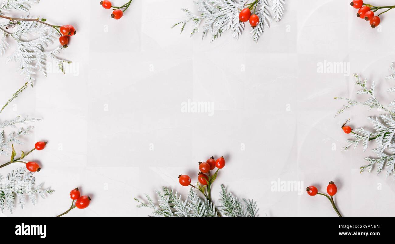 Decorazioni natalizie con sfondo in marmo e vista dall'alto. Buon biglietto di auguri di Natale, cornice. Tema natalizio invernale. Foto Stock